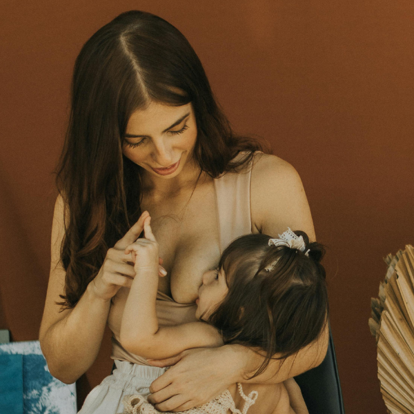 Mãe amamentando sua filha